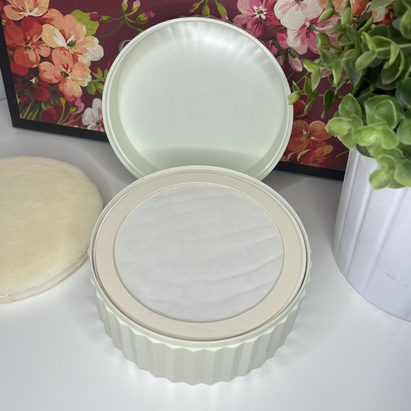 Giorgio Beverly Hills | Perfumed Dusting Powder - Picture 3 of 3